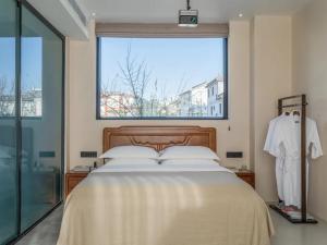 Uma cama ou camas num quarto em Dali Jiujing Inn