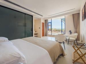 Uma cama ou camas num quarto em Dali Jiujing Inn