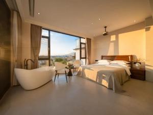 Uma cama ou camas num quarto em Dali Jiujing Inn