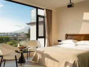 Uma cama ou camas num quarto em Dali Jiujing Inn