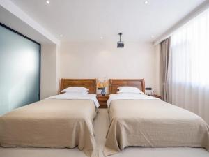Uma cama ou camas num quarto em Dali Jiujing Inn