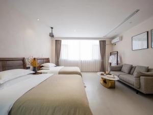 Uma cama ou camas num quarto em Dali Jiujing Inn