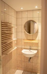 un baño con lavabo y espejo en Apartment Morzine Central - Mountain Voyages, en Morzine 17 fotos más