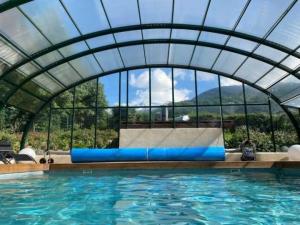 een zwembad met een koepelvormig plafond en een zwembad bij Camping 3 étoiles - Piscine - eehhec in Landry +53 foto's