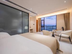 Uma cama ou camas num quarto em Dali Jiujing Inn
