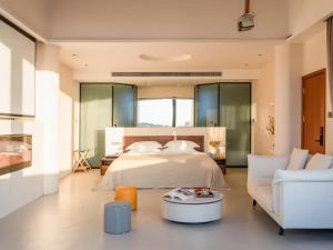 Uma cama ou camas num quarto em Dali Jiujing Inn