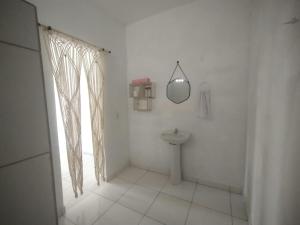 Bilik mandi di Suíte Vila das Àguas - 150m da praia