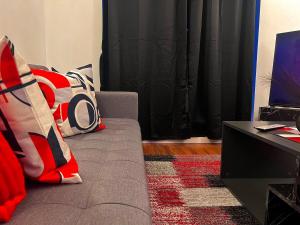 Μια τηλεόραση ή/και κέντρο ψυχαγωγίας στο Vivid, Stylish, Central, Bold, Retro, Intimate, Red Accents, Striking Design, City Centre, 1BR