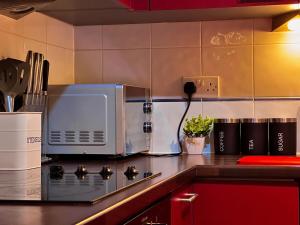 Η κουζίνα ή μικρή κουζίνα στο Vivid, Stylish, Central, Bold, Retro, Intimate, Red Accents, Striking Design, City Centre, 1BR +16 φωτογραφίες