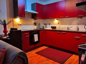 Η κουζίνα ή μικρή κουζίνα στο Vivid, Stylish, Central, Bold, Retro, Intimate, Red Accents, Striking Design, City Centre, 1BR