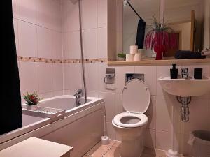 Ένα μπάνιο στο Vivid, Stylish, Central, Bold, Retro, Intimate, Red Accents, Striking Design, City Centre, 1BR