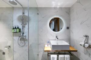 Un baño con lavabo y ducha en 杭州西湖民宿之清台别院, en Hangzhou 67 fotos más