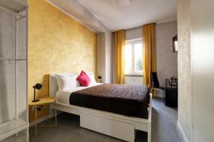 Postel nebo postele na pokoji v ubytování Vatican Central Suites