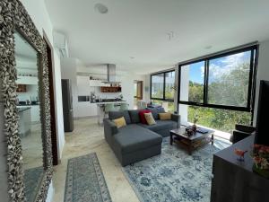 Χώρος καθιστικού στο Upscale 2BR Penthouse with WaterGolf View