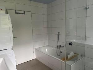 Uma casa de banho em The R Apartment Adlisberg