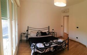 A bed or beds in a room at Bolognina Apartments