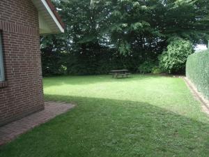 ein Park mit einer Picknickbank im Gras in der Unterkunft Busche RE03 in Sögel