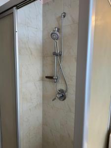 łazienka z prysznicem z głowicą prysznicową w obiekcie Isola Flat w Mediolanie +26 zdjęć