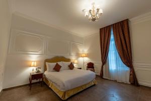 Postel nebo postele na pokoji v ubytování Maison Maxim De Lesseps + 37 fotografií