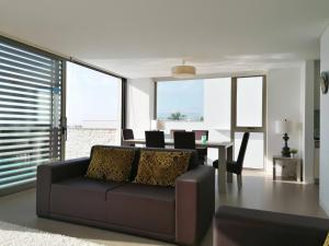 un soggiorno con un divano e un tavolo di Silver Coast Heights H ad Areia Branca