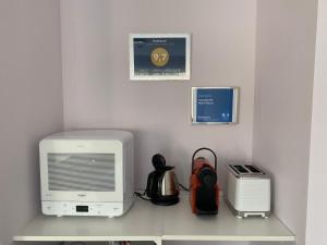 a computer monitor sitting on a shelf with a printer at Chambre d'hôtes chez Marie Pierre in Nissan-lez-Enserune