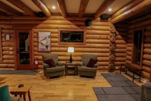 Posezení v ubytování GrizzPaw Lodge - Mountain Resort - 5 Bedroom Chalet - Sleeps 14 People