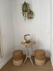 a table and two stools in a room at Chambre d'hôte dans manoir près du Tréport et Mers-les-Bains in Gamaches