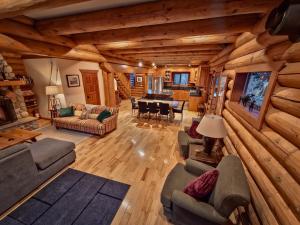 Posezení v ubytování GrizzPaw Lodge - Mountain Resort - 5 Bedroom Chalet - Sleeps 14 People