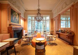 里尔CENTRAL Hostel Lille Centre的有桌椅和壁炉的餐厅