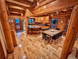 Fotografie z fotogalerie ubytování GrizzPaw Lodge - Mountain Resort - 5 Bedroom Chalet - Sleeps 14 People v destinaci Golden