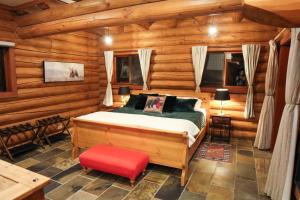 Postel nebo postele na pokoji v ubytování GrizzPaw Lodge - Mountain Resort - 5 Bedroom Chalet - Sleeps 14 People