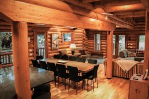 Posezení v ubytování GrizzPaw Lodge - Mountain Resort - 5 Bedroom Chalet - Sleeps 14 People