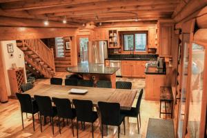 Kuchyň nebo kuchyňský kout v ubytování GrizzPaw Lodge - Mountain Resort - 5 Bedroom Chalet - Sleeps 14 People