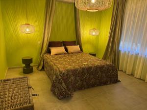 a bedroom with a bed in a room with green walls at Appartement 2 personnes - Storia in Stockay