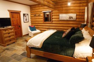 Postel nebo postele na pokoji v ubytování GrizzPaw Lodge - Mountain Resort - 5 Bedroom Chalet - Sleeps 14 People