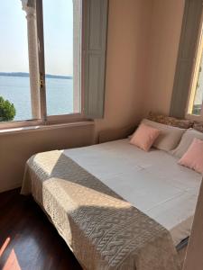 Postel nebo postele na pokoji v ubytování Torretta sul lago
