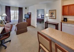 Kuchyň nebo kuchyňský kout v ubytování Staybridge Suites Rockford by IHG