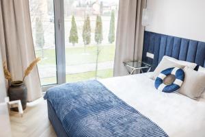 Ένα ή περισσότερα κρεβάτια σε δωμάτιο στο Apartamenty Nad Zatoką DeLuxe
