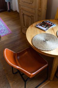 Posedenie v ubytovaní Oak Doors Apartament w Rynku - ProperUNIT