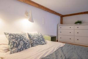 Posteľ alebo postele v izbe v ubytovaní Oak Doors Apartament w Rynku - ProperUNIT