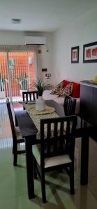 einen Esstisch und Stühle in einem Zimmer in der Unterkunft Villa María Urban Aparts in Villa María + 13 Fotos