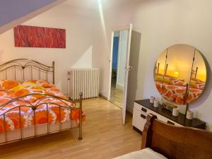 Postel nebo postele na pokoji v ubytování maison delalonde Autun centre appartement familial 7places