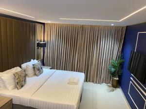 Rúm í herbergi á Lala's Boutique Hotel