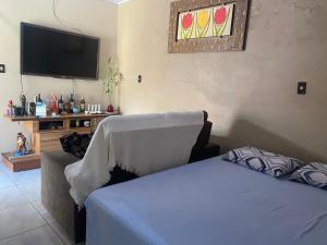Μια τηλεόραση ή/και κέντρο ψυχαγωγίας στο Casa de praia da Gi em Gravatá Navegantes a 7km do Beto Carrero e perto da praia