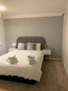 Un dormitorio con una cama blanca con toallas. en Pallister House, en Middlesbrough 18 fotos más