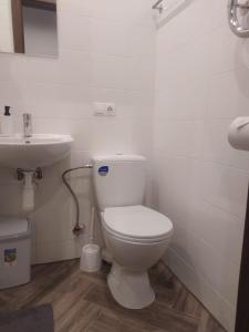 RVR Smart Apartments Riga with Free Parking and Self Check-in的一间浴室