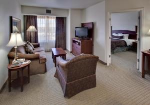 TV a/nebo společenská místnost v ubytování Staybridge Suites Rockford by IHG