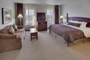 Postel nebo postele na pokoji v ubytování Staybridge Suites Rockford by IHG