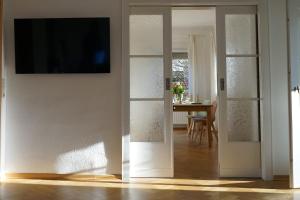 TV a/nebo společenská místnost v ubytování Gemütliche Wohnung in unmittelbarer Nähe zum See