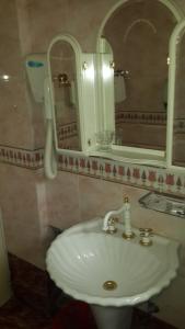 Koupelna v ubytování Diplomat Hotel